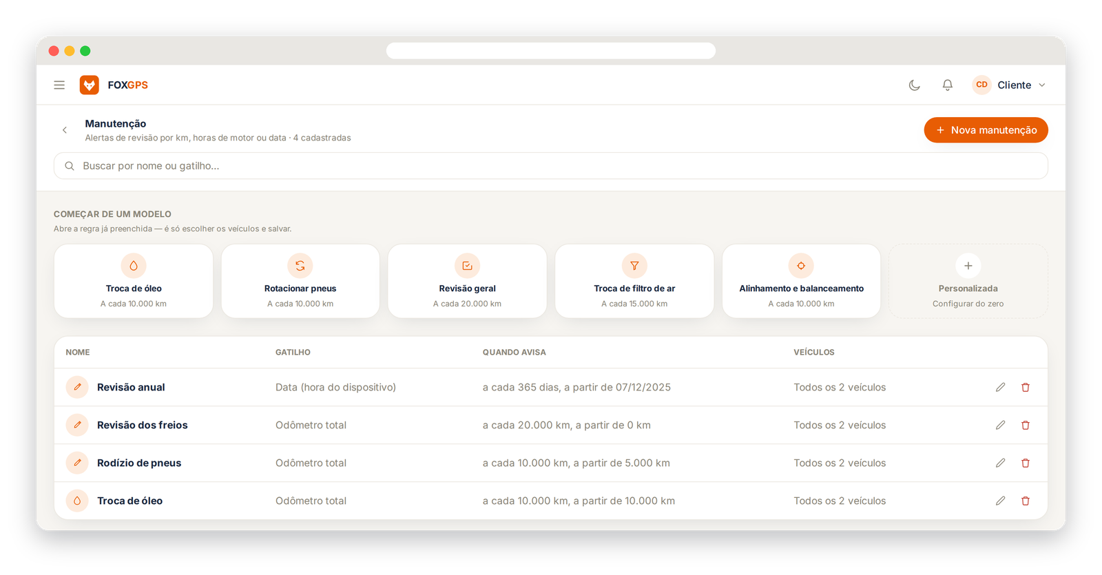 Tela de manutenção do FoxGPS web: modelos prontos (troca de óleo, rotação de pneus, revisão geral, filtro de ar, alinhamento) e a lista de regras com gatilho por odômetro ou data para os veículos